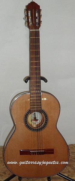guitarra de Paracho de cedro con pinabete modelo MDCE sin curva vista del frente